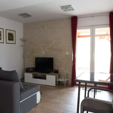 Apartman Parenzzzo Apartment *
